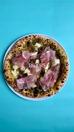 Mikkelspizza // Neapolitan Pizza on Instagram: "Indeholder reklame🍕Dag 95: Mon I vidste det her… 🤔 Ja, vidste I godt, at pizzakuglen vælger en favorit-side at hæve mod? Nemlig – rigtigt! 🙌 Den side, som vender op i hævekassen (eller hvad du ellers bruger), skal også vende op, når du har åbnet din pizza 🍕 I går lærte vi at åbne pizzaen, i dag lærer vi, hvilken vej dejen skal vende 👌 … burde det måske have været omvendt? 😅 Du er nu snart klar til at lave den perfekte pizza! 🔥🇮🇹🍕 Toppings