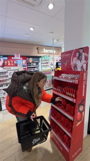 Malika Taisumova Saymak on Instagram: "Guurrlsss 😭✨ mijn ultimate fave is EINDELIJK bij @etos te koop!! De @tirtir_global Cushion Foundation & Concealers geven echt niet normale coverage 🤍 zo smooth, zo flawless… you know the vibe 💅🏽 En yesss, nóg beter nieuws: ✨ 10% korting op de Cushion Foundation & Concealers 🗓 26 januari t/m 8 februari Perfect moment om je make-up stash te upgraden 💕🛍️ #ad"