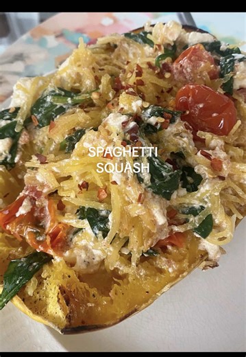 This took me 10 mins to open and this angle is doing me no justice ✌🏻 #spaghettisquash #healthyfood #fetatomatopasta #cooking #dinnertime