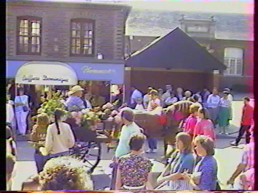 #1990 #retro souvenir de fête de village un monde où tout le monde était dans la rue aucun smartphone beaucoup de liberté
