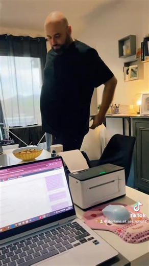 🍽️ Recette légère et savoureuse avec le Cake Factory ! 🍽️ Aujourd’hui, pour le rééquilibrage alimentaire de Guillaume, j’ai préparé une délicieuse poêlée pommes de terre, champignons et lardons de bacon, le tout avec un filet d’huile d’olive en spray à l’ail de chez Prozis. 🌿 Une recette gourmande et équilibrée, parfaite pour allier plaisir et bien-être ! 💡 Astuce : L’huile d’olive en spray est idéale pour doser parfaitement et donner un petit goût d’ail à vos plats sans alourdir la recette.