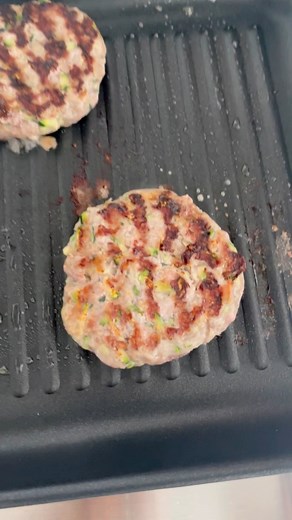 These are the BEST turkey burgers! They come out so juicy, and the flavor is delicious. Healthy, easy and quick for any night of the week! 🍔🔗 Link below or comment “RECIPE” to get it sent to you! #burgers #grilling #grillingrecipes #lowcarb #glutenfree #airfryer #dairyfree #burger #healthy #weightwatchers #skinnytaste | Skinnytaste