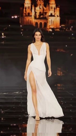 Model for Catwalk on Instagram: "Kendall Jenner for L'Oreal 🤍 #modeling #models #model #runway #supermodels #supermodel #fashionshow #fashion #moda #highfashion #catwalk #supermodels #horsewalk #fashion #kendalljenner #loréal #lorealparís"