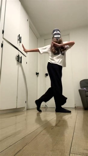 Here me now dance