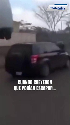 🚨 CUANDO CREYERON QUE PODÍAN ESCAPAR… Una persecución policial terminó con la aprehensión de varios presuntos delincuentes en Villa Club, Daule. La rápida acción de nuestros policías permitió detener la marcha del vehículo y poner a los sospechosos a órdenes de la autoridad competente. #PolicíaNacional #serviryprotegerconfirmeza #Ecuador #Daule #Seguridad