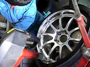 低扁平タイヤ組み付け作業