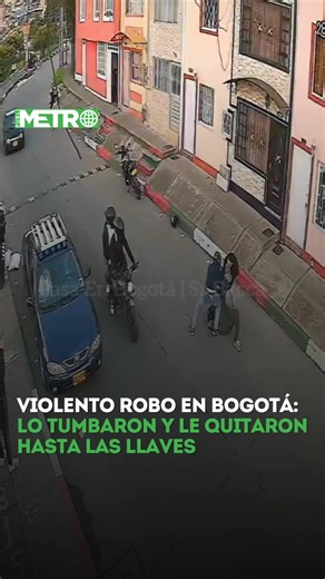 #Noticias | Un joven fue víctima de un violento robo en el barrio Villa de Los Alpes, en la localidad de San Cristóbal (Bogotá), cuando cinco hombres que se movilizaban en dos motocicletas lo interceptaron mientras realizaba una entrega. El hecho quedó registrado en video de seguridad, donde se observa cómo los delincuentes lo rodean, lo tumban al suelo y le arrebatan el paquete que transportaba. Además del encargo, los asaltantes también se llevaron las llaves de su motocicleta antes de huir de