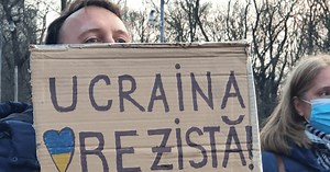 Solidaritate cu Ucraina: S-a cântat imnul  în faţa Ambasadei din Bucureşti. Protest la Ambasada Rusiei - un tânăr a aruncat cu ouă FOTO VIDEO