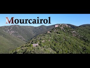 Mourcairol, chateau et chapelle médiéval à 568 mètres de hauteur dans l'Hérault, Occitanie.