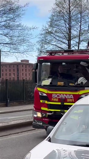 Fire Engine with Sirens 🚨 in Liverpool City Centre #subscribe #shorts #emergency