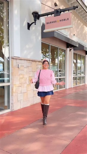 ✨Taking a tour of the new location of @bnkendallfl at the @palmsattownandcountry ✨ After 30 years in Kendall, the bookstore has changed locations to a new and modern shopping plaza 🛍️ I love that once you enter, the first section is allllll about Miami so these are my ratings of some of the books I’ve read on Miami history! #miami #kendall | Caro the Tour Guide