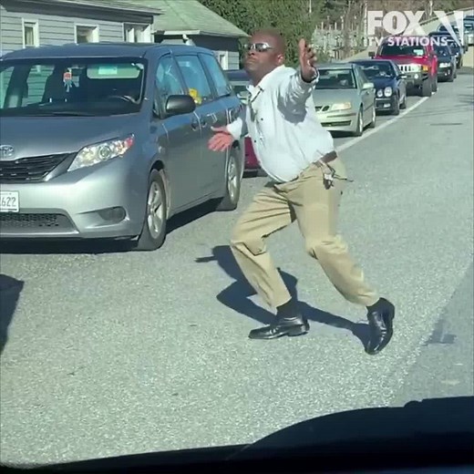 ONLY IN MARYLAND: When traffic stops, drop it like it's hot, drop it like it's hot! 🔥🕺 https://bit.ly/2LqvVaa | Fox 5 DC