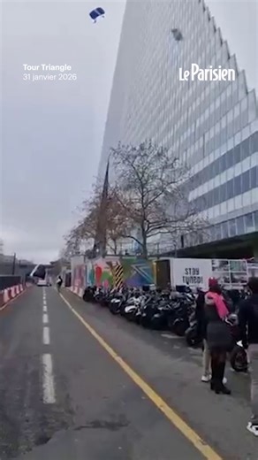 À 13h35, au 8 rue Ernest Renan (Paris XV), deux parachutistes se sont introduits dans la tour Triangle en construction. Ils se sont élancés dans le vide depuis les hauteurs du bâtiment. Les individus ont atterri au pied de l’immeuble et ont repoussé un agent de sécurité qui tentait de les intercepter avant de prendre la fuite à pied. | Le Parisien