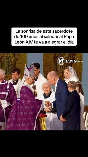 La sonrisa de este sacerdote de 100 años al saludar al Papa León XIV te va a alegrar el día