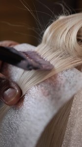 Precision meets artistry.🌙 Watch as our Global Ambassador, Daniel Yap, perfects the Half Moon Air Touch Balayage -a seamless blend of depth and light. 🧊 Roots: Semi Color 10.17 (20gr) Clear (10gr) 9.71 (2gr) 🧊 Lengths & Ends: Semi Color 10.17 (20gr) Clear (20gr) 9.71 (2gr) 🧊 Tone: Semi Color Grey (10gr) 5.11 (10gr) 0/11 (2gr) | Keune Haircosmetics