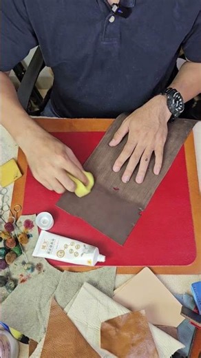 Một lớp dầu cừu mỏng có thể giúp ví da và túi xách da mềm hơn và bóng đẹp hơn.
