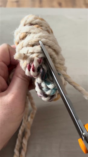 Easy Pom Pom #tutorial #pompom #crafting #diycrafts #homesteader