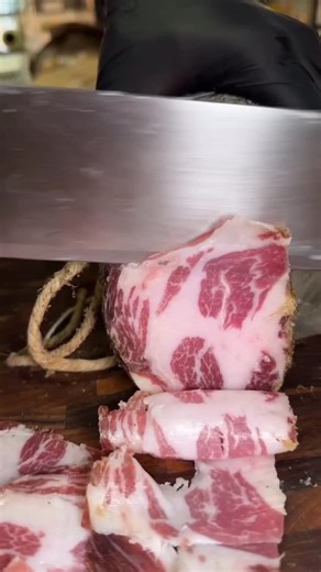 Macelleria Pucci on Instagram: "Capocollo di maiale nero in meno di 50 secondi 🙃 #italia #umbria #italia"