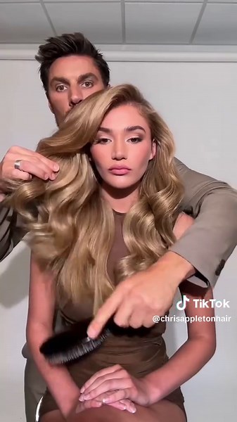 Some Christmas hair inspo @Chrishell.Stause