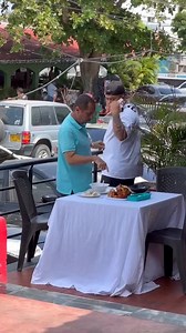 5.6M views · 69K reactions | Almoçando Frango Vivo #risadas #humor #pranksvideos #viral #comédia #funnyvideos #pranks | Pegadinhas Topper | Facebook