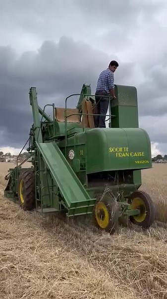 230K views · 3.9K reactions | [Modèle unique] C’est la seule moissonneuse batteuse Société Française Vierzon automotrice dans cet état au monde. Elle est à découvrir demain, mardi 15 août 2023, en action parmi des dizaines d’autres à la Rétromoisson du Musée de la Machine Agricole et de la Ruralité #moissons2023 #moisson #moissonneusebatteuse #Moisson2023 #recolte #collection #musée | Jean Pierre Noret- Passion et Collection | Facebook