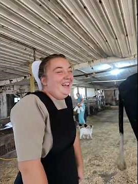 Paid $5 to milk a cow today! Totally worth it 😂🤠 #amish #farmersmarket #farming #farm #cow #cows