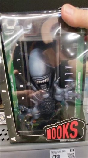 HALLOWEEN FANS - ALIEN MONSTER NOOKS BOOK END DISPLAY - CREEPY SCARY GIFT IDEAS