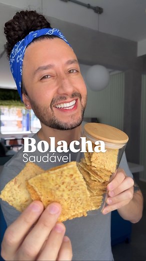 Rafa Figueredo ~ Vegano on Instagram: "Bolacha saudável salgada, sem glúten, sem lactose, vegana! Ótima para o café da manhã ou um lanchinho rápido. Lembra a opção industrializada, porém verdadeiramente saudável e mais saborosa. *Atenção - deixe a mandioca cozida escorrer bem para estar mais sequinha quando iniciar a receita, se estiver muito úmida não vai chegar na textura. Deixe no forno ou airfryer até ficar crocante, caso ela amoleça depois é só aquecer na airfryer por um minutinho que volta