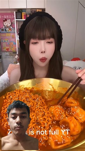 Juicy soup dumplings with spicy turkey noodles #xiaolongbao #turkey noodles #spicy eatbang