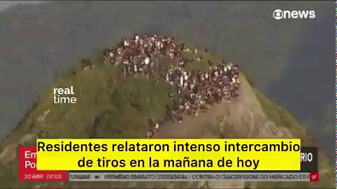 EN ESTOS MOMENTOS, cientos de turistas quedaron varados desde hace horas en lo alto del Morro Dois Irmãos en Río de Janeiro. La policía realiza búsquedas para arrestar a líderes narcos y el sendero hacia el famoso punto turístico queda en ese lugar.