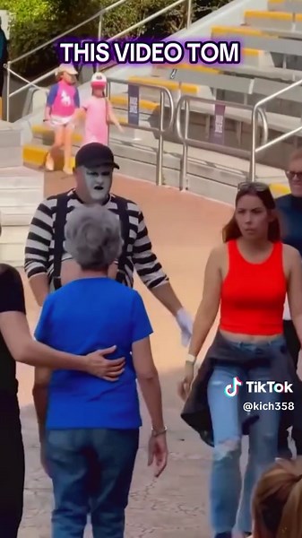 Tom the Mime at SeaWorld: A Unique Performance