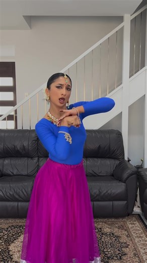 Have you found my lost Jhumka?✨ What do you think the significance of the Jhumka is in this song? Is it her lost innocence… or youth? 🤔 Asha Bhosle was the queen of Nakhra and I hope that I’ve succeeded in infusing my dance with a similar sense of flair and finesse 🙏🏼 Jhumka Gira Re, holds an indescribable significance in my heart. It served as the poignant backdrop to my first on-stage Bollywood dance performance at the age of fourteen, where serendipitously, I was bestowed with the prestigi