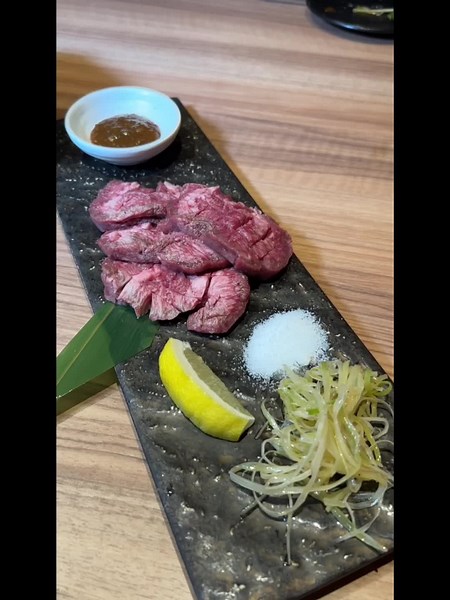 肉と日本酒いぶり 有楽町店 【所在場所と店内】 わかりやすい‼️ 有楽町駅から徒歩1分の通りに面した場所にある居酒屋です。店内は、木のぬくもりを感じられる落ち着いた空間で、個室も完備されています。 【メニューについて】 メニューは、厳選された黒毛和牛を炭火で焼いた焼肉や肉寿司など盛りだくさん。新鮮な魚介を使った刺身や寿司などまで揃っています。また、日本酒も常時10種類以上が用意されています。 特におすすめのメニューは、牛タンの量り売りです！大きな塊をドカンと持ってきます。 肉寿司も映え映えで、お客さんの目の前でバーナーで炙ってくれます。 【接客サービスについて】店員さんの接客も丁寧で、居心地の良いお店です。肉と日本酒をゆっくりと楽しむのにぴったりのお店です。 【本日注文した内容】 お通し(2) 900 アジの釜造り（唐揚げ） 1300 卵とうもろこしの唐揚げ 680 寿司6種盛り 1980 サーロイン炙り寿司(2) 1560 牛たんポテトサラダ 650 厚焼き玉子 760 とろたく 630 牛たん刺し（ユッケ風だれ）980 牛たん量り売り150g 2250 〜以下ドリンク〜 プレミアム