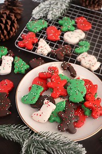 899K views · 7K reactions | Mini Holiday Sugar Cookies! 癩 Full recipe! 癩 https://thesqueakymixer.com/mini-holiday-sugar-cookies/ | The Squeaky Mixer | Facebook