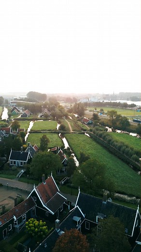 🇬🇧 | From above, every roof tells a chapter. Wooden houses, stone merchants’ homes, barns and mills, each with its own journey through time. 🏡🕰️ 🇳🇱 | Vanuit de lucht vertelt elk dak een hoofdstuk. Houten arbeiderswoningen, stenen koopmanshuizen, pakhuizen en molens, allemaal met hun eigen weg door de tijd. #zaanseschans #stichtingdezaanseschans #zaanseschanswindmill #zaanserfgoed | Zaanse Schans