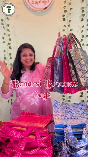 ✨ Timeless Banarasi ✨ Our Banarasi brocade bags bring royal silk textures and festive elegance to every gift. Rich brocade weave, neatly lined interiors, sturdy handles and refined finishes — perfect for gifting sarees, sweets, silver items or as a keepsake for wedding return gifts. Available in vibrant colours, custom sizes and personalised embellishments to match your theme. DM or WhatsApp to order, request samples or place bulk orders — we’ll curate sets just for you. 💛 📍 Studio: Craft by S