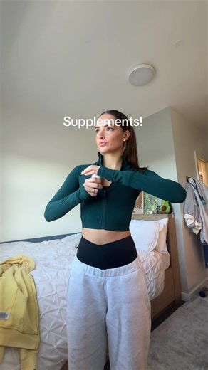 Centrum Vitamin D Boost contains Vitamin C & D to help support normal immunity, vitamin B2 which is essential to release energy from your food. It also contains the mineral Zinc, which contributes to normal macronutrient metabolism. 😌