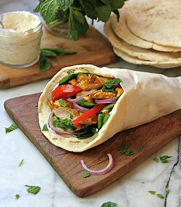Shawarma de poulet avec sauce au yogourt et tahini | Recette Weber