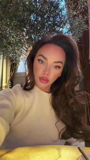 Chelsee healey and Coco (@chelseehealey)’s videos with original sound - Hot Jamz 4 U 🔥🎶