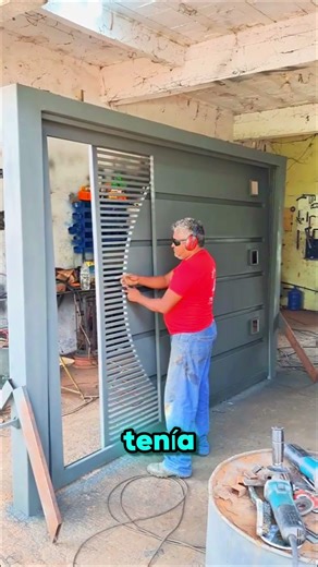 She created a sliding door using recycled materials! ♻️👷🏻‍♂️