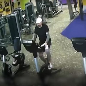 225K views · 3.1K reactions | A ști să faci resuscitare cardiopulmonară salvează vieți. Acest bărbat s-a prăbușit din senin în timp ce făcea sport la gym, dar datorită unui necunoscut care știa să practice RCP, a putut să supraviețuiască de la ceea ce ar fi putut să fie un accident fatal. Învață ce ar trebui să faci în cazul în care trăiești așa ceva, există un ritm cunoscut care ar putea salva multe vieți…. | Pozitiv | Facebook