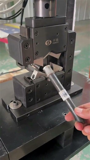 Hvordan En Lille Metalclips Låser Kobberledning Fast Med Ekstrem Præcision! 😮⚡