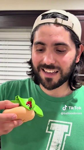 Our balloon guacamole recipe never fails 🥣 🥑 #satisfying #balloonartist #guacamole