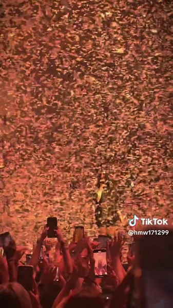 Magical experience @BILLIE EILISH @The O2 @Billie Eilish Home . . . #billie #billiestan #billieeilishedits #billieeilishfan #billieeilish #billieeilishconcert #billieeilishstan #hitmehardandsoft #hmhastour #hitmehardandsofttour #tour #fyp #concert #birdsofafeather #o2arena #guess #fyppp #bestfriend