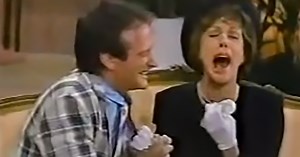 Robin Williams and Carol Burnett star in outrageously funny ‘The Funeral’ skit
