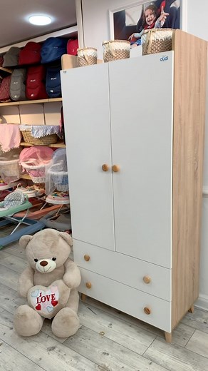 ✨Cette armoire bébe ✨, avec ses deux portes et deux tiroirs, offre un rangement pratique et élégant pour toutes les affaires de bébé. 👶Son design simple et moderne s’adapte parfaitement à la chambre, alliant douceur et fonctionnalité✨✅ | Saby Market