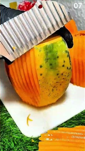 Carving pumpkin surface using wavy knife precisely