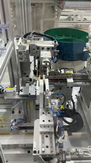 Full automatic webbing with hardware sewing machine