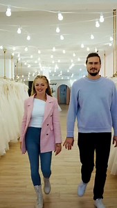 ||Anzeige|| Im Außen kann man sich schnell verändern. Ein Kleid, ein Look, ein neuer Moment. Doch die wahre Transformation passiert im Inneren. Manche Menschen merken gar nicht, wie sehr ihre innere Unruhe auch nach außen wirkt. Sie hemmt, sie blockiert, sie zieht Grenzen, wo eigentlich Möglichkeiten liegen. Doch sobald man beginnt, sich innerlich auszurichten, verändert sich auch das, was man nach außen trägt. Und manchmal reicht ein bewusster Schritt, um sich neu auszurichten. Noch den ganzen 