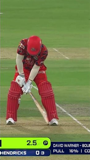 David Warner isn't holding back against the Qalandars spearhead #HBLPSL11 | #NewEra | #LQvKK | MZB1H